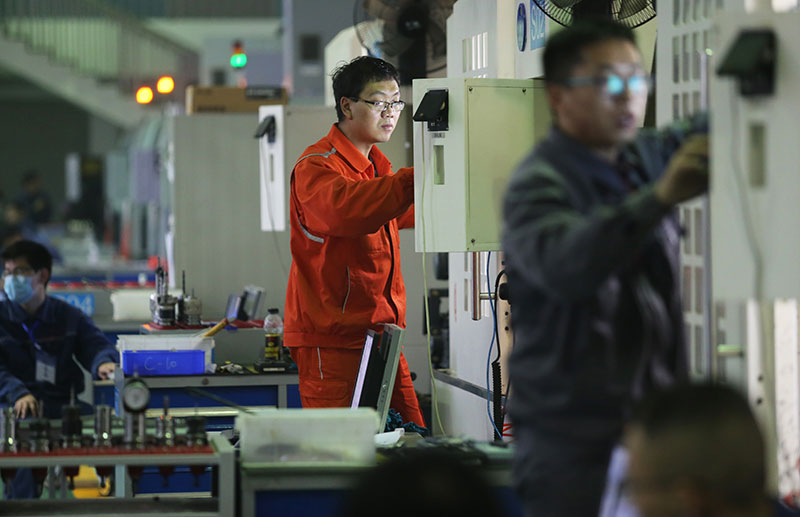 数控加工中心操作工决赛现场。本报记者郑荣玺摄-(2).jpg